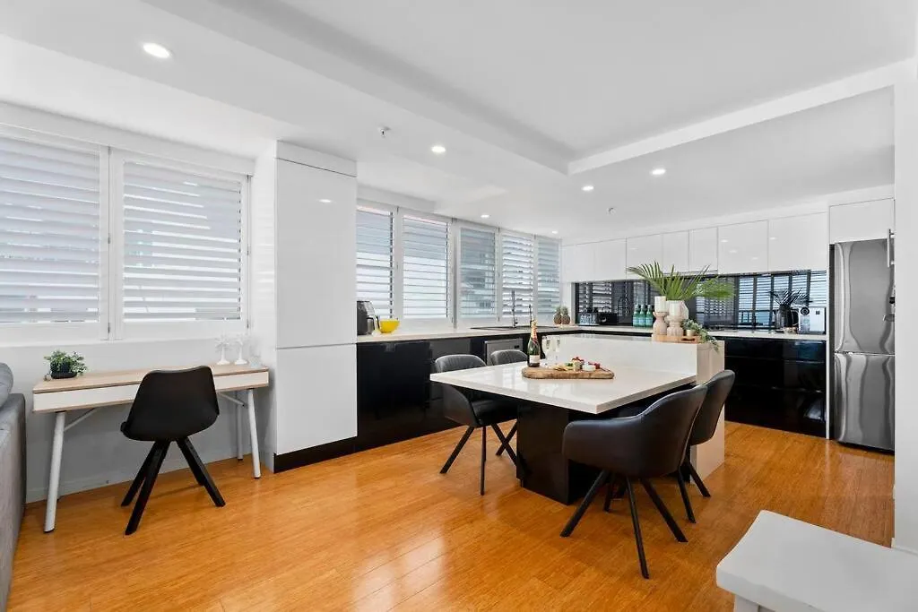 Absolute Beachfront Apartment 3B Pool Spa Gold Coast Australia