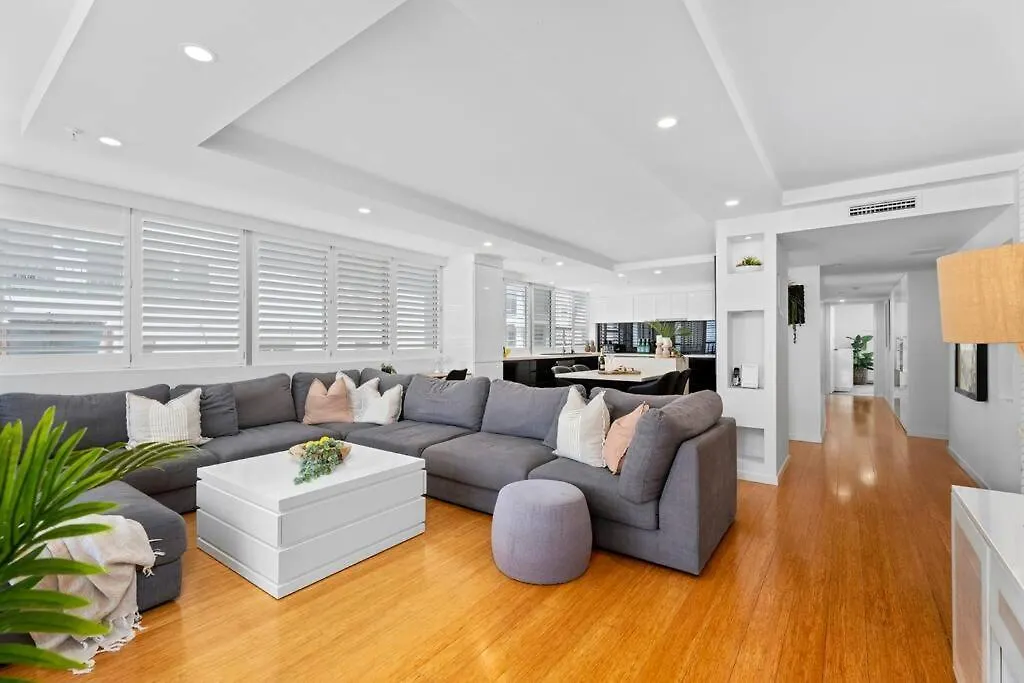 Absolute Beachfront Apartment 3B Pool Spa Gold Coast Australia