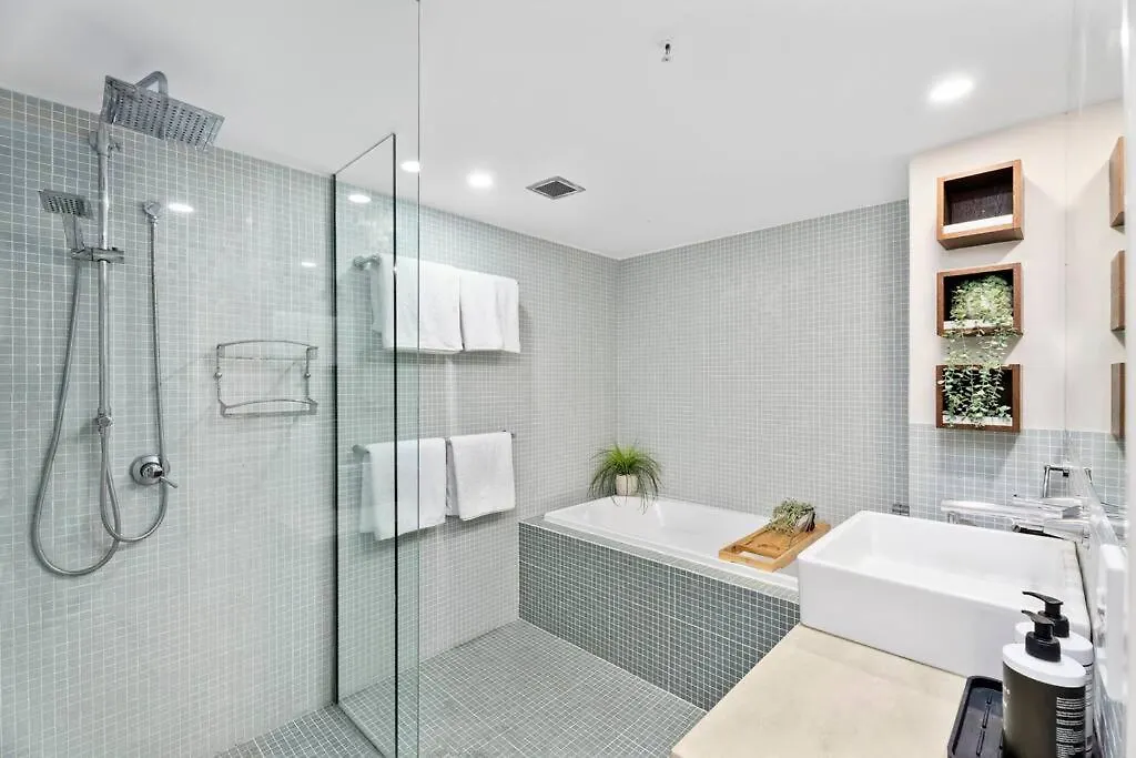 Absolute Beachfront Apartment 3B Pool Spa Gold Coast Australia