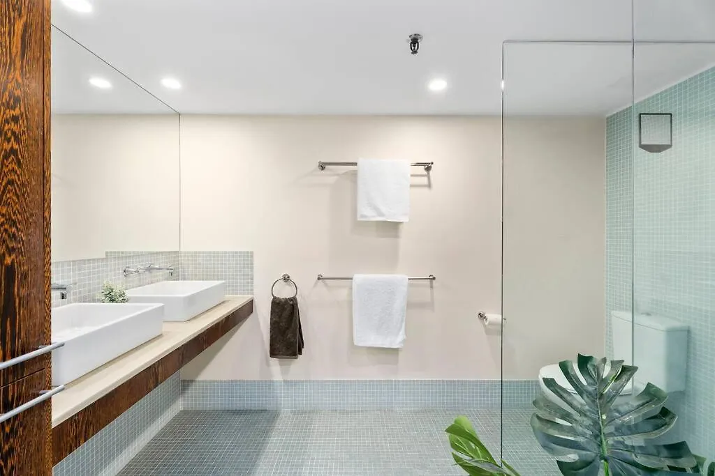 Absolute Beachfront Apartment 3B Pool Spa Gold Coast