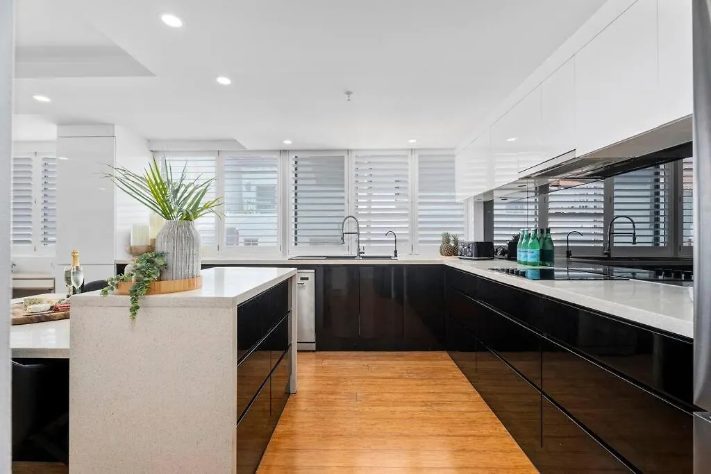 Absolute Beachfront Apartment 3B Pool Spa Gold Coast